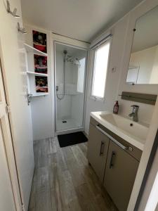 Mobil-home Camping -La Marine - 4 Étoiles - Grau du Roi - B038的一间浴室