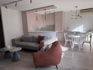 un salon et une cuisine avec un canapé et une table dans l'établissement Sasha Duplex Apartment, à Skopje