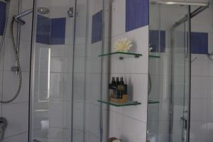 y baño con ducha y cabina de ducha acristalada. en Relax e Comfort Maiori Family Apt 250m to Beach, en Maiori