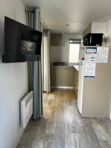 Mobil-home Camping -La Marine - 4 Étoiles - Grau du Roi - B038的厨房或小厨房