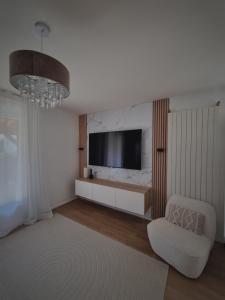 Televízia a/alebo spoločenská miestnosť v ubytovaní Maison individuelle avec sa piscine privée