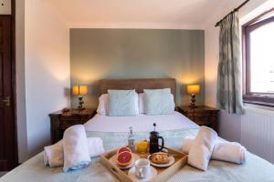 Un dormitorio con una cama con una bandeja de comida encima. en Burgess Beach House, en Caister-on-Sea