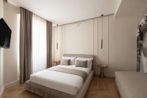 a hotel room with a bed and a tv at Flòris Luxury Apartment NEW in Florence