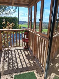 Balkoni atau teres di The Cabin +10 gambar