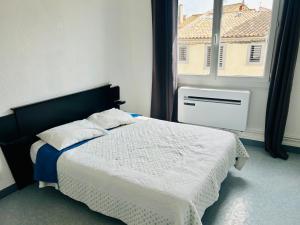 Postel nebo postele na pokoji v ubytování Hôtel L'Acropole