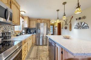 una cucina con mobili in legno e un frigorifero in acciaio inossidabile di Cottage Haven a New Rome