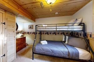 una camera con 2 letti a castello e un soffitto in legno di Cottage Haven a New Rome