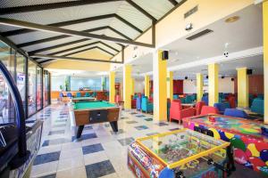 Biliár nebo kulečník v ubytování Hotel Servigroup Pueblo Benidorm