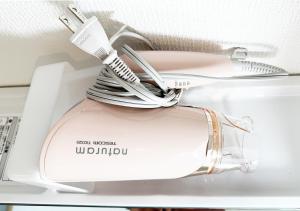 een paar glazen in een doos op een plank bij Hananogo Ikebukuro - Vacation STAY 09224v in Tokyo