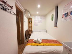 een kleine kamer met een bed in een kamer bij Hananogo Ikebukuro - Vacation STAY 09224v in Tokyo