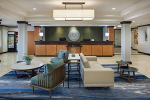 Un vestíbulo con una zona de espera con sillas y una mesa. en Fairfield Inn and Suites Turlock, en Turlock