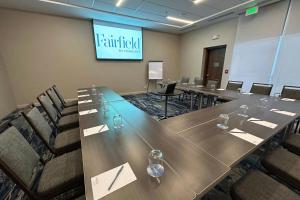 a conference room with a long table and chairs at Fairfield by Marriott San Jose Airport Alajuela in Alajuela City