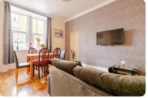 TV a/nebo společenská místnost v ubytování 3 Bed Central Apartment - Pet Friendly & Parking