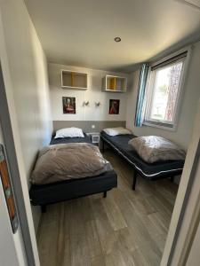 Mobil-home Camping -La Marine - 4 Étoiles - Grau du Roi - B038客房内的一张或多张床位