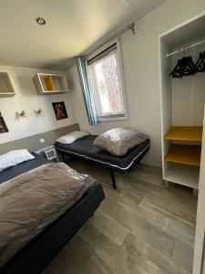 Mobil-home Camping -La Marine - 4 Étoiles - Grau du Roi - B038客房内的一张或多张床位