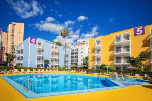 Bazén v ubytování Hotel Servigroup Pueblo Benidorm nebo v jeho okolí