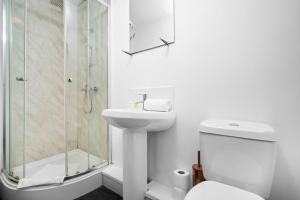 バーミンガムにある5 Bedrooms - 5 Bathrooms - Parking - Garden - 376のシャワー、トイレ、洗面台を備えたバスルーム