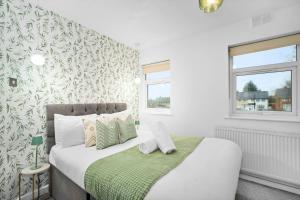 バーミンガムにある5 Bedrooms - 5 Bathrooms - Parking - Garden - 376のベッドルーム1室(ベッド1台、緑の毛布付)