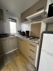 Mobil-home Camping -La Marine - 4 Étoiles - Grau du Roi - B038的厨房或小厨房