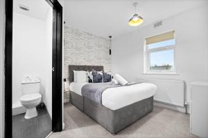 バーミンガムにある5 Bedrooms - 5 Bathrooms - Parking - Garden - 376のベッドルーム(大型ベッド1台、トイレ付) +58枚の写真