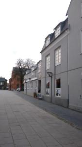 una calle vacía con una fila de edificios en Annex en Frederikshavn