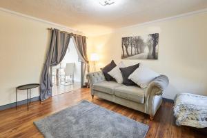 ein Wohnzimmer mit einer Couch und einem Teppich in der Unterkunft Host & Stay - Venture Park Villas in Kettering