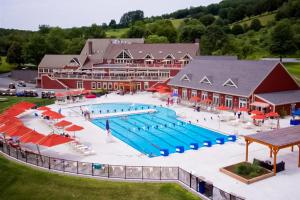 an aerial view of a large swimming pool at a resort at Sky Full Of Wishes in Quechee