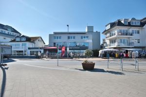 a street with buildings and a potted plant in the middle at Haus Seebrücke Haus Seebrücke Appartement 08 in Niendorf