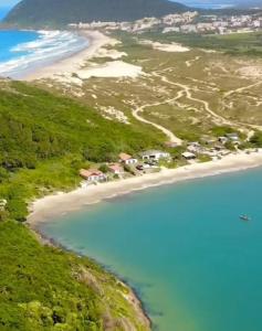 una vista aérea de una playa y el océano en Palm Beach Apart Hotel, en Florianópolis