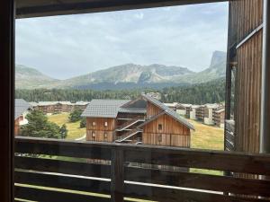 德沃吕伊Appartement super Devoluy的从山村的窗户欣赏风景