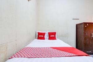 Ένα ή περισσότερα κρεβάτια σε δωμάτιο στο Hotel O Ump Near Alun-Alun Formerly Penginapan 88