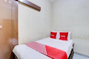 Ένα ή περισσότερα κρεβάτια σε δωμάτιο στο Hotel O Ump Near Alun-Alun Formerly Penginapan 88