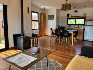 a living room with a couch and a table and a kitchen at Dread Chapa Shack Casa 2 - Casa en Chapadmalal - Hola Sur in Colonia Chapadmalal