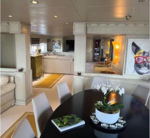 een eetkamer met een tafel en een woonkamer bij Riva 130 in Cannes