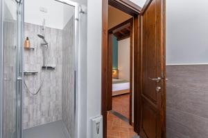 Łazienka z prysznicem i szklanymi drzwiami w obiekcie Feudogrande Bio Relais Hotel w mieście Fiumefreddo di Sicilia +37 zdjęć