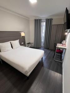 Ένα ή περισσότερα κρεβάτια σε δωμάτιο στο Hipotel Paris Voltaire Bastille +45 φωτογραφίες