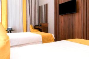 Televiisor ja/või meelelahutuskeskus majutusasutuses Palette Luxury MAS Hotel
