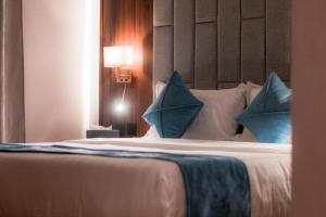 Voodi või voodid majutusasutuse Palette Luxury MAS Hotel toas