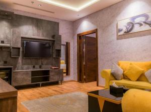 Televiisor ja/või meelelahutuskeskus majutusasutuses Palette Luxury MAS Hotel