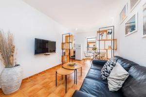 Televízia a/alebo spoločenská miestnosť v ubytovaní Apartamento Can Jaume