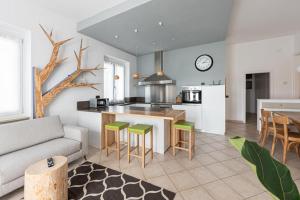 Кухня или мини-кухня в La Finestra sul Peller, Coredo Ospitar
