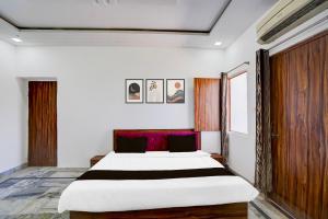 Hotel O GLR INN客房内的一张或多张床位
