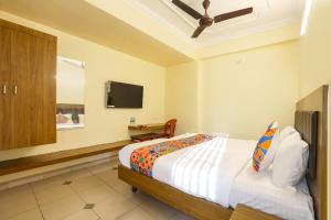 TV a/nebo společenská místnost v ubytování FabHotel GT Galaxy Park - Nr Express Avenue Mall, Royapettah