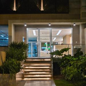 アスンシオンにあるCREAM APARTMENT, 1 HAB, Piscina, ZONA Shopping del Solの夜間の階段