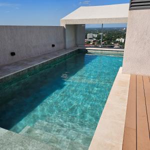 アスンシオンにあるCREAM APARTMENT, 1 HAB, Piscina, ZONA Shopping del Solの建物の横にあるプール