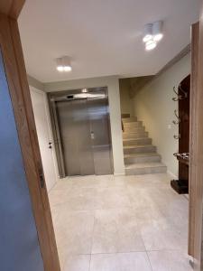 Un pasillo con una escalera y una puerta de cristal. en La Grange, en Argelès-sur-Mer