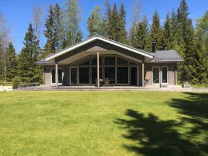 a small house with a large lawn in front of it at Justi Holiday House in Alliklepa