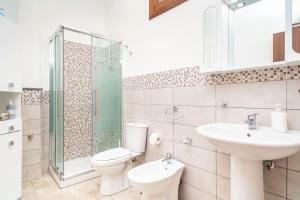 ランダッツォにあるDa Nonna Lina - Ascanioのトイレと洗面台付きのバスルーム