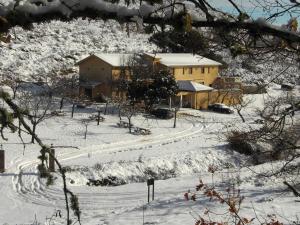 una casa en una colina cubierta de nieve con una casa en Hotel El Molino, en Congosta