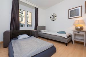 Voodi või voodid majutusasutuse KAYA Zurich Apartment RUBY - Downtown Deluxe 2BR Apt toas